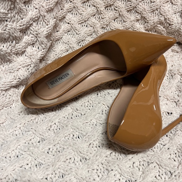 Steve Madden Camel Patent Leather shoe - Picture 5 of 8